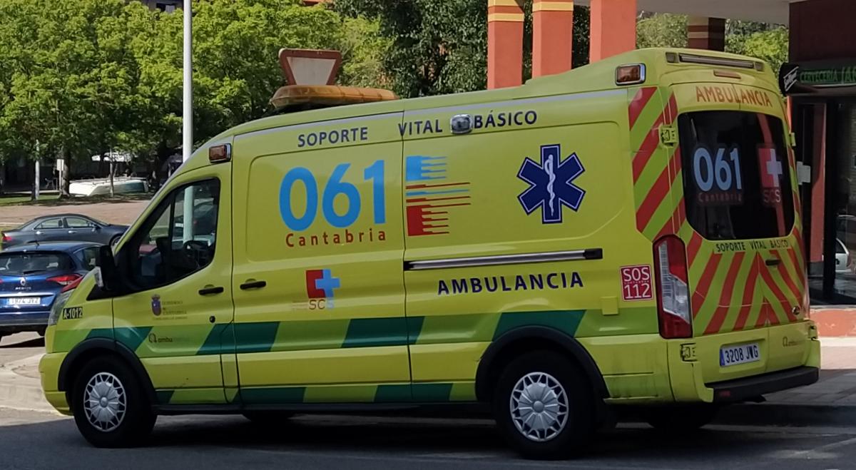 Una ambulancia de Ambuibrica en una calle de Santander