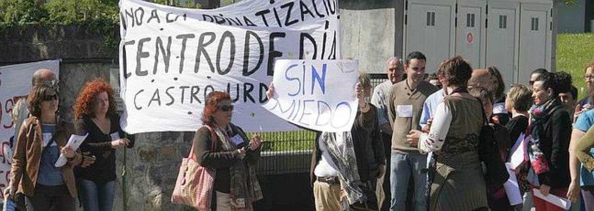 Protesta de trabajadores del centro de da de Castro Urdiales