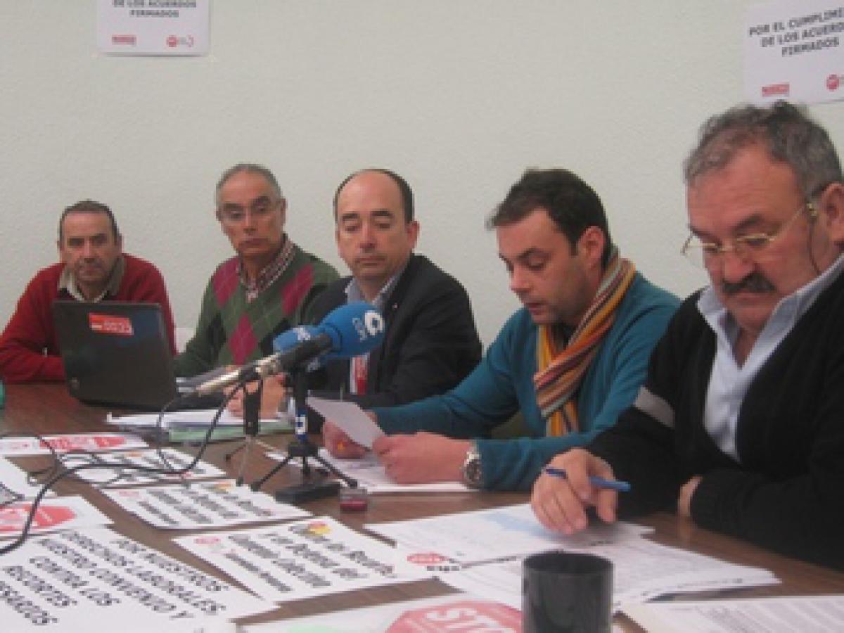 Fernando Solar de CCOO junto a otros representantes sindicales del Puerto de Santander