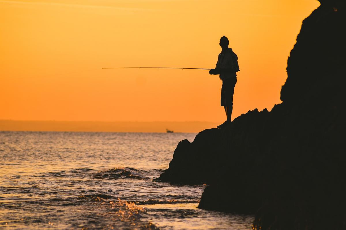 Los agentes de Pesca vigilan la pesca y el marisqueo en la costa cntabra