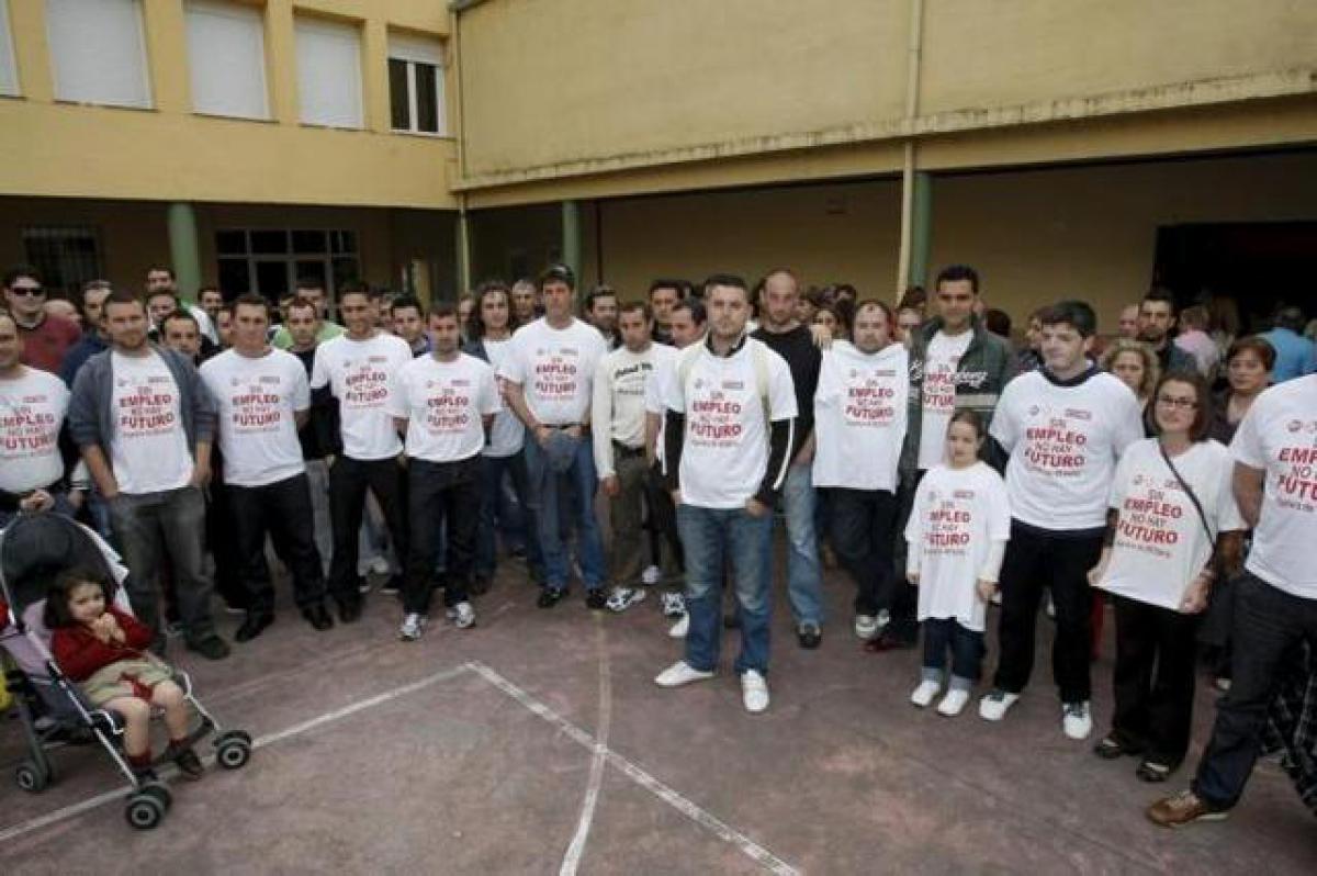 Trabajadores de Papelera del Besaya con camiseta reivindicativa
